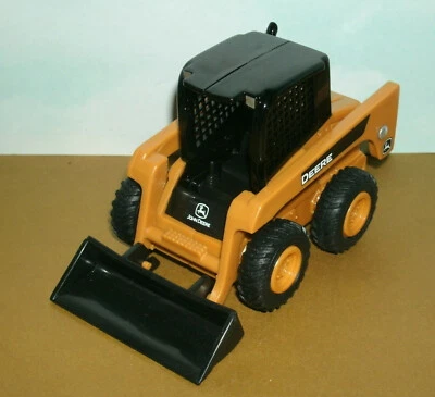 1/40 Scale John Deere Wheeled Skid Steer Loader Plastic Toy (4") New-Ray 32093 - Image 1 of 4