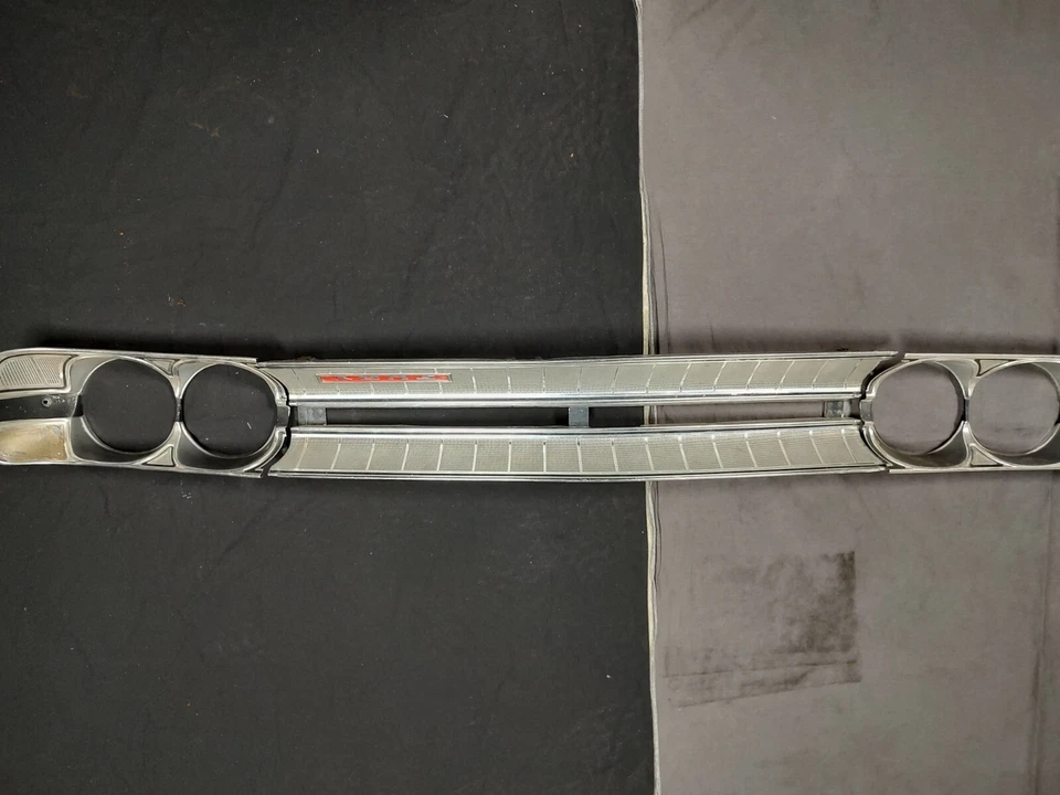 Biseles de parrilla y faros Plymouth Fury II 1971  Foto 1 de 3