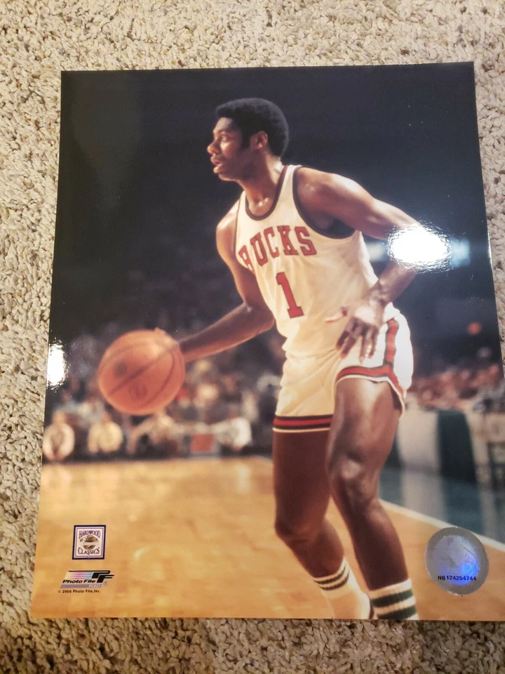 Rare Photo File NBA Oscar Robertson Milwaukee Bucks 8x10 Photo - Image 1 of 1