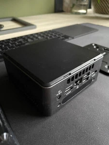 intel NUC BLKNUC7i3DNH2E 8GB RAM / 256GB NVMe + 240GB SSD - Afbeelding 1 van 7