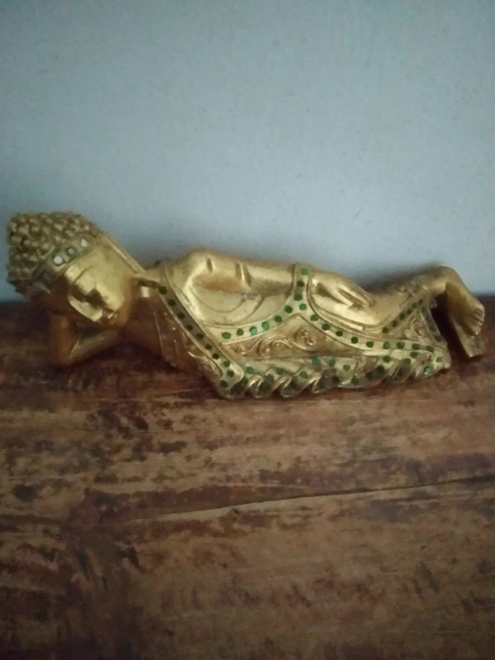 Scultura artigianale Indiana Buddha dormiente in legno dorato con specchietti - Immagine 1 di 1