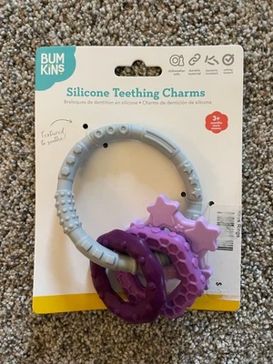 Anillo de dentición de silicona Bumkins con dijes morados Foto 1 de 2