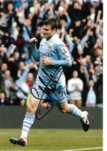 Foto autógrafa firmada a mano de James Milner 12 x 8 Liverpool y Manchester City certificado de autenticidad - Imagen 1 de 1