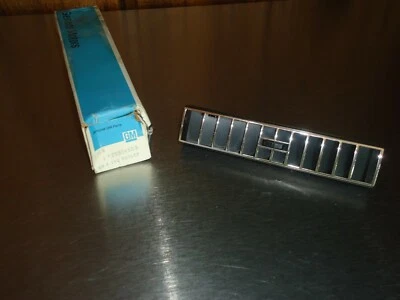 全新 NOS GM 加热器交流通风口偏转器插座 25514859 1982 - 1991 别克 Century — 第 1/2 张图片