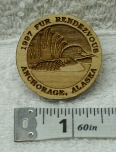 SN1067 1997 Fell Rendezvous Pin Rondy Anchorage Alaska NEU Mütze Tack Revers Holz - Bild 1 von 2