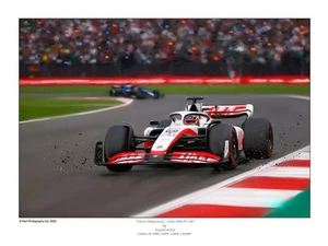 Impresión artística firmada por artista de automóviles Haas F1 Kevin Magnussen 2022 edición limitada (250) - Imagen 1 de 4