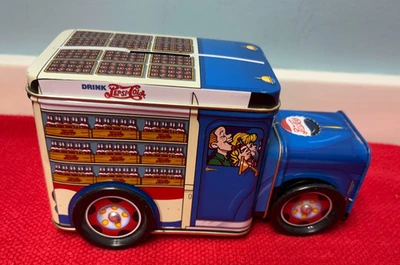 Camión de reparto de metal Pepsi Cola banco de monedas bebida llega al lugar Foto 1 de 4