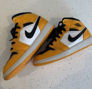 Air Jordan 1 Mid GS Reverse Taxi Puntera Amarilla Tenis Juveniles 6 Y6 554725-701 Zapatos - Imagen 1 de 13
