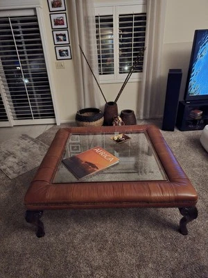 Maitland-Smith Mesa de centro grande envuelta en cuero patas talladas tapa de vidrio biselado Foto 1 de 4