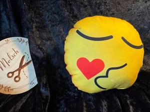 Emoji Smiley NACKENKISSEN Reisekissen Kissen Polsterkissen gelb Kuss Liebe - Bild 1 von 4