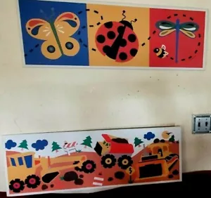 Colgantes de pared para habitación infantil (2); guardería/sala de juegos 37x13" arte; insectos/camiones de construcción - Imagen 1 de 12