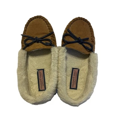 Zapatilla de casa de piel de oveja de gamuza sintética natural Vineyard Vines para mujer Foto 1 de 4