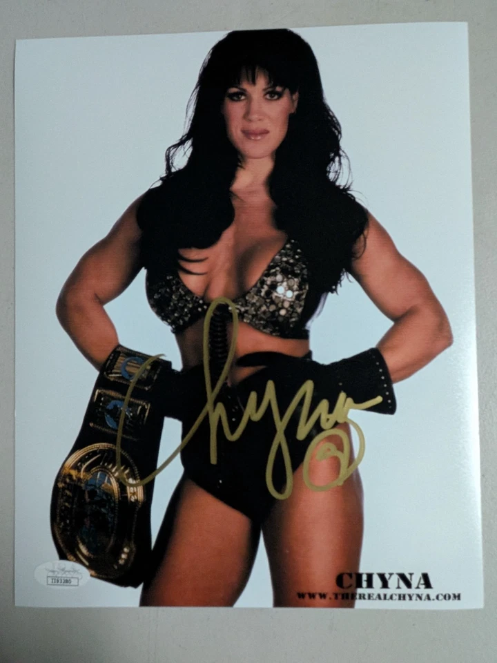 Foto firmada por CHYNA 8x10 WWF WWE Wrester Diva autógrafo fallecido 2016 certificado de autenticidad JSA Foto 1 de 1
