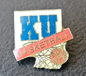 KU BALONCESTO, UNIVERSIDAD DE KANSAS RECUERDO PINBACK SOLAPA / SOMBRERO PIN. - Imagen 1 de 4