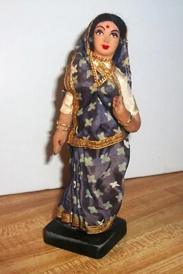 Muñeca/figura femenina hindú india hecha a mano vintage en vestido tradicional Foto 1 de 4