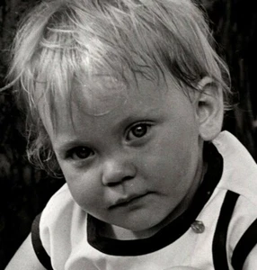 Fotografia vintage anni 60 simpatica bionda capelli disordinati bambino occhi azzurri - Foto 1 di 2