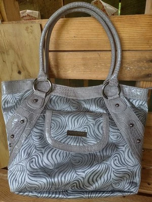 Cartera de hombro estilo safari cebra gris marca Pouchee Foto 1 de 4