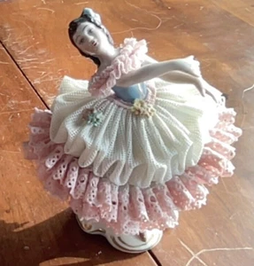 Statuetta ballerina in porcellana di Dresda bianco e rosa pizzo. Altezza 5"" x 4"" larghezza - Foto 1 di 7
