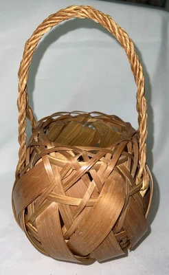 Cesta de flores Ikebana japonesa vintage de bambú Foto 1 de 4