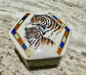 Atemberaubend! Lynn Chase Vintage Tiger Raj Porzellan Schmuckschatulle sechseckig - Bild 1 von 4