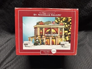 NUEVO - The Village Collection by St. Nicholas Square Post Office Iluminado - Imagen 1 de 8