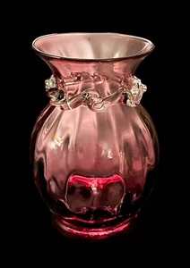 Vintage Pilgrim Glass Cranberry Glass Optic Swirl Vase 4.5” Tall Excellent - Picture 1 of 6