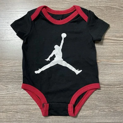 Body clásico de baloncesto Air Jordan negro y rojo manga corta nuevo sin etiquetas, talla 3M Foto 1 de 3