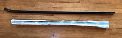 73 74 75 76 77 Chevrolet Monte Carlo Door Weatherstripping NOS GM 9673657 LH - Imagem 1 de 4