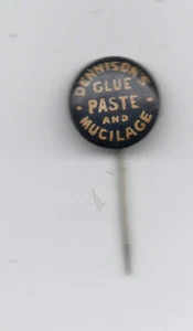 1915 Celuloide Adv Stickpin Dennisons pasta de pegamento - Imagen 1 de 1