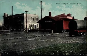 CARTOLINA DEPOSITO FERROVIARIO Concordia Ks. Santa Fe Depot Olio Auto, Concordia Creamery - Foto 1 di 2
