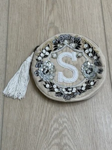 Anthropologie Anna Harlow Russo Terciopelo Cuentas “S” Monograma Círculo Cremallera Bolsa - Imagen 1 de 9