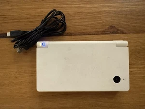 DSi Console White [Region Free] - 32 GB SDCard & USB Charging - Twilight menu - Bild 1 von 3
