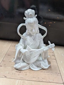 Vintage Porzellan Geisha Mädchen spielt Instrument Statue - Bild 1 von 8