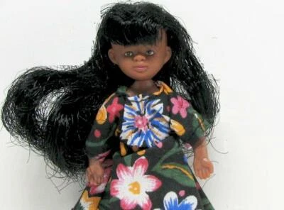 Muñeca niña étnica negra 00045 vestida victoriana cuadrada casa de muñecas miniatura Foto 1 de 4