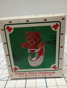 Hallmark 1985 CHILD'S THIRD CHRISTMAS Ornament Flocked Bear in Shoe Vintage - Bild 1 von 3