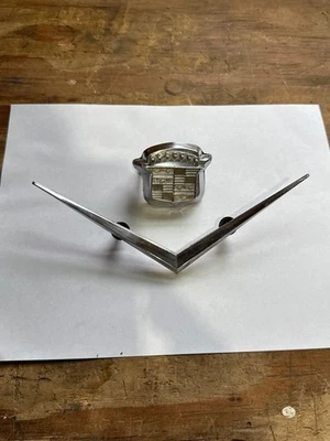 Cadillac Deville Fleetwood Calais 1975 1976 maletero cromado V emblema cubierta de cierre Foto 1 de 4