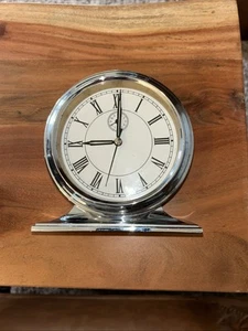 Reloj de mesa cromado estilo Art Deco vintage alarma batería analógico número romano - Imagen 1 de 6