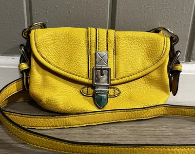 Bolso de mano bandolera pequeño de cuero sintético amarillo Chaps cierre a presión Foto 1 de 4