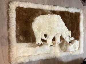 Manta vintage de piel de alpaca hecha en Perú con diseño de oso polar/con etiqueta original - Imagen 1 de 9