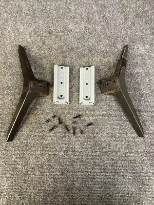 Conjunto de 2 pernas e parafusos base suporte LG 65UK6300PUE / 65UK7700PUD / 60UM6950 - Imagem 1 de 2