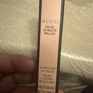 Gucci Rouge De Beaute Brillant Glow & Care # 215 Julie Blush - Foto 1 di 4