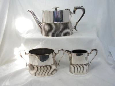 Старинный грузинский посеребренный чайный сервиз из 3 предметов William Hutton - Изображение 1 из 4