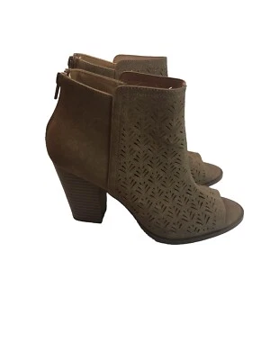 Botín restringido para mujer talla 8 gamuza tostada punta abierta corte láser cremallera Foto 1 de 4