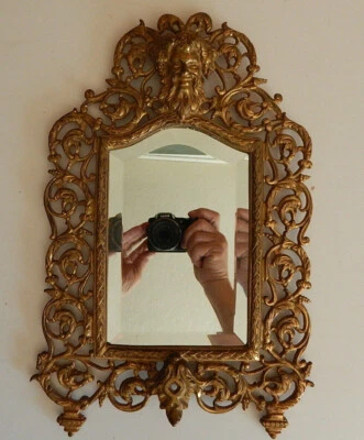 Antiguo marco de espejo de pared biselado de latón victoriano Bradley Hubbard Baco Foto 1 de 4