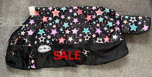 "TOP HORSE UK NEU MULTI STAR SCHWERGEWICHT 400GM FÜLLUNG TURNOUT TEPPICH 4'9"" - 7'3"" - Bild 1 von 1