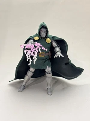 Mezco Toyz Doctor Doom One:12 Collective Action Figure Marvel Fantastic Four - Image 1 of 4