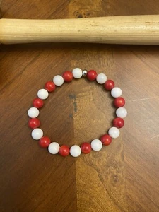 Handgefertigtes 8 mm Natürliches Stretch Perlen Armband Rot und Weiß 7,5 Zoll - Bild 1 von 1