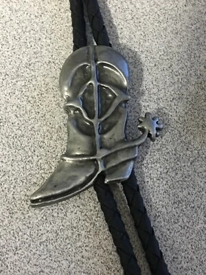 BOTA VAQUERA BOLO TIE Para Hombres PLATA PELTRE CON ESPUELAS Bolotie NUEVA 1.75" X 1.5" Foto 1 de 3