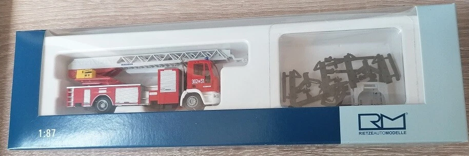Rietze 68563 - 1/87 Magirus DLK M32 L-AS POMPIERI Statali Varsavia (PL) - Immagine 1 di 1