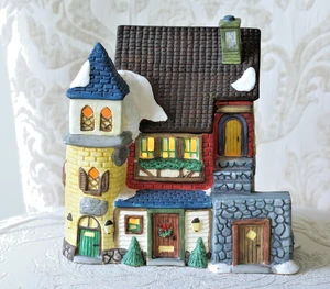 Casa iluminada de cerámica vintage Collina® Holiday Expressions, excelente estado. - Imagen 1 de 10